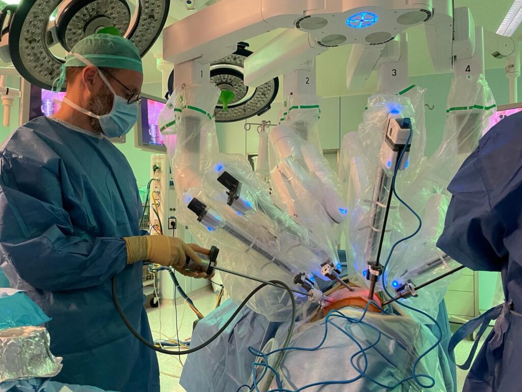 ניתוחים להסרת גידולים סרטניים מהריאות ומדופן בית החזה באמצעות הרובוט דה וינצ'י XI